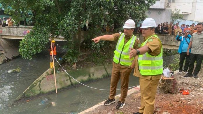 Wali Kota Medan Bobby Nasution saat meninjau rencana pelebaran sungai.