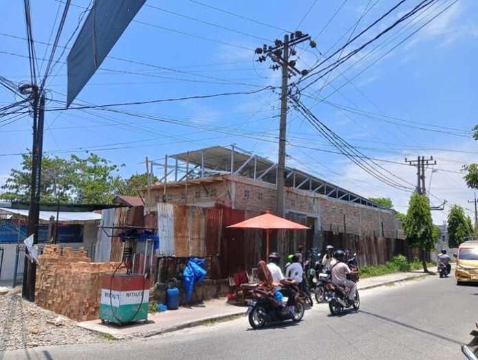 Pekerja bangunan di Jalan Pane memasang atap meski sudah ditegur Pemko Siantar (f: gideon/mistar)
