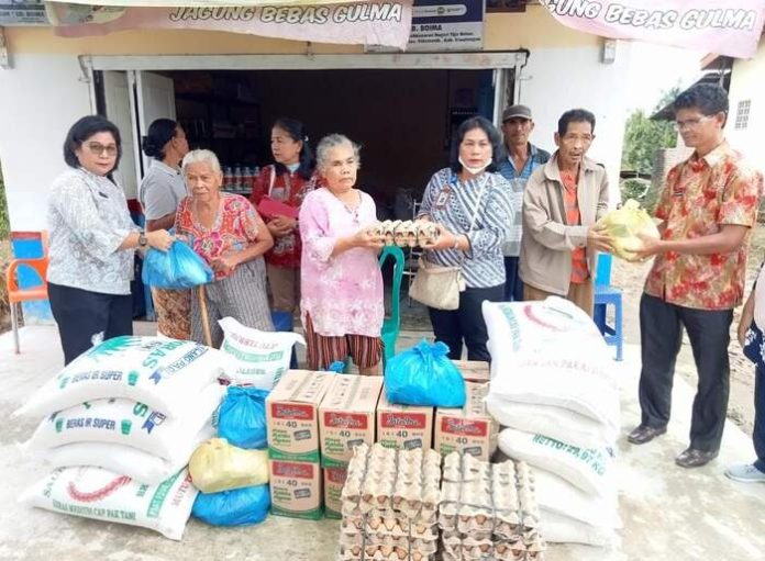 Dinsos Simalungun saat menyerahkan bantuan kepada warga terdampak banjir di Kecamatan Sidamanik.(f:ist/mistar)
