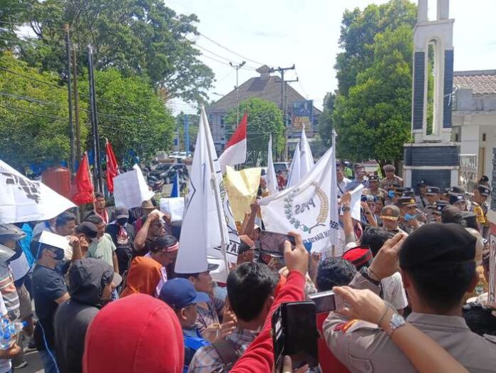 Massa saat menggelar aksi di Depan Gerbang DPRD Siantar (f:roland/mistar)