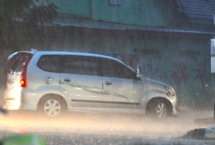 ilustrasi Mobil dan Hujan Deras Malam
