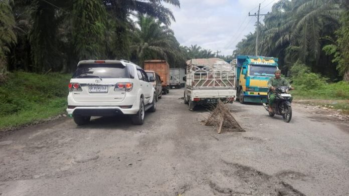 Pick Up Gran Max bermuatan kompos mengalami kerusakan di Jalan Siantar-Saribudolok.(f:indra/mistar)