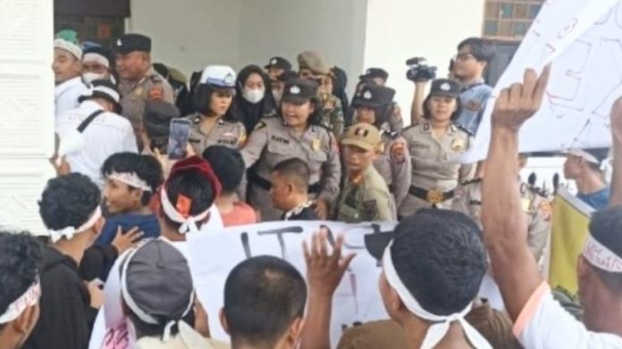 Dua orator menyampaikan tuntutannya dan massa TM Gemkara saat unjukrasa di depan DPRD Batu Bara.