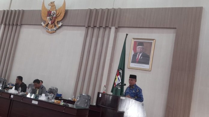 Sekretaris Daerah Kabupaten Simalungun Esron Sinaga ketika bacakan nota jawaban Bupati atas pandangan fraksi DPRD, Senin (18/9/23). (F : Hamzah/mistar.id).