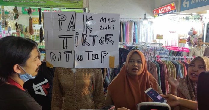 Pedagang di Tanah Abang Jakarta Protes Tiktok Shop.