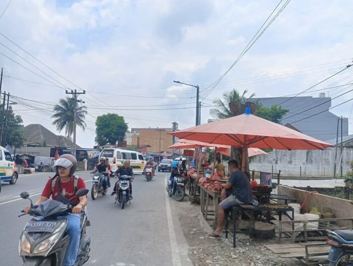 Pedagang Daging Babi di Jalan D.I Panjaitan Kota Pematang Siantar (f:roland/mistar)