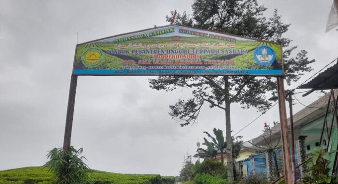 Plang Pondok Pesantren Unggul Terpadu Sasbara (f:abdi/mistar)