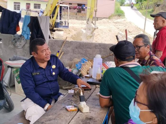 Plt. Kepala Dinas PUTR Pematang Siantar, Sofian Purba (kemeja biru dongker) berdiskusi dengan warga dan berjanji akan memasang pipa pembuangan air untuk mencegah banjir (f;yetty/mistar)