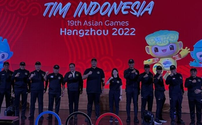 Upacara pengukuhan Tim Indonesia yang akan berlaga pada Asian Games 2022 di Hangzhou (f:antara/mistar)