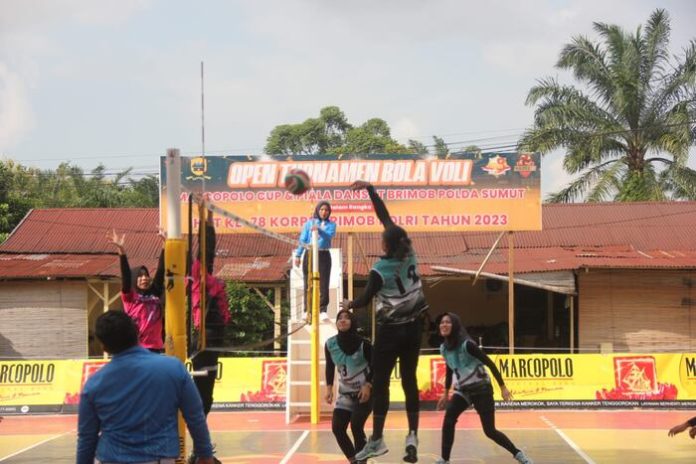 Pemain SKO Nusantara DS, Santi melayangkan spike keras ke daerah lawan (f:Indra/mistar)