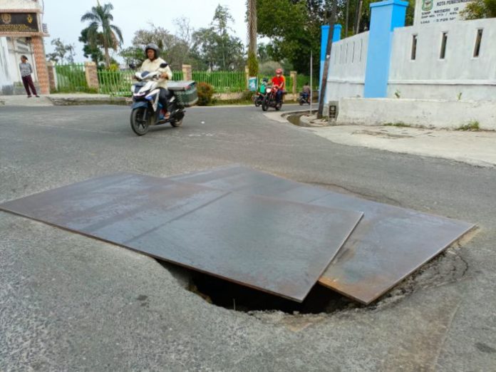 Berbahaya Bagi Pengguna Jalan, Lubang Ditutup Pakai Plat Besi di Depan SMPN 12 Siantar