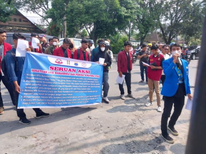 Geruduk Kantor KPU Sumut, Massa Protes Pencalonan Mantan Bupati Simalungun