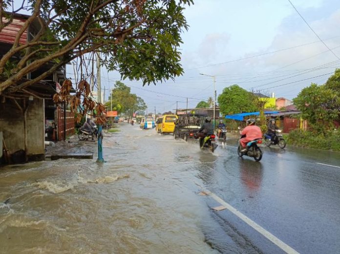 Hujan Deras di Jalan DI Panjaitan Simpang Dua Tergenang, Parit Meluap