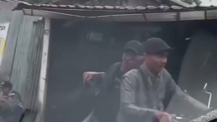 Tangkapan layar video yang beredar diduga Petugas Dishub Medan ditikam. (f:Ist/Mistar)