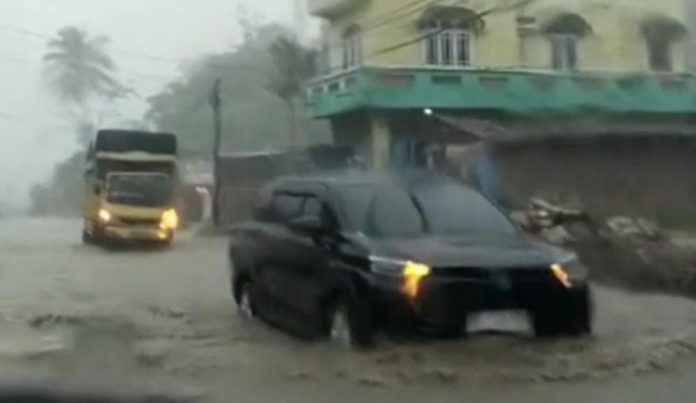 Kelurahan Panei Tongah Terendam Banjir, Pengendara Deras Airnya Seperti Sungai Bah Bolon