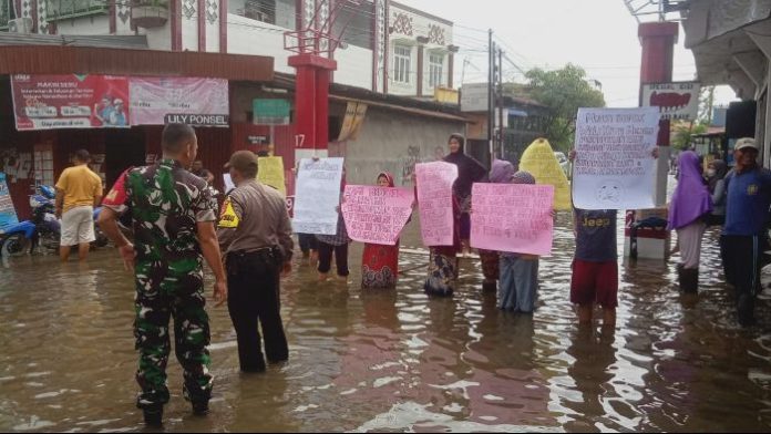 Kerap Banjir, Puluhan Ibu-ibu Beraksi di Tengah Jalan Marelan