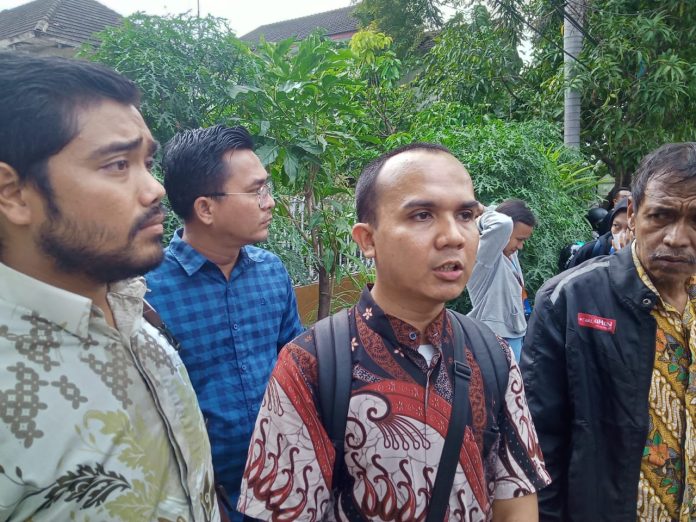 Kuasa Hukum Dewi Kartika Sinulingga, Bismar Siregar (tengah), saat diwawancarai terkait pengeksekusian rumah kliennya