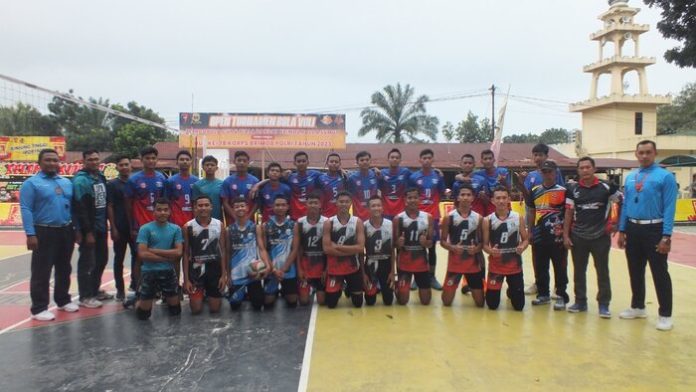 SMK Nusantara ( biru kombinasi merah) berfoto bersama SMA Nusantara (hitam kombinasi putih) (f: Indra/mistar)