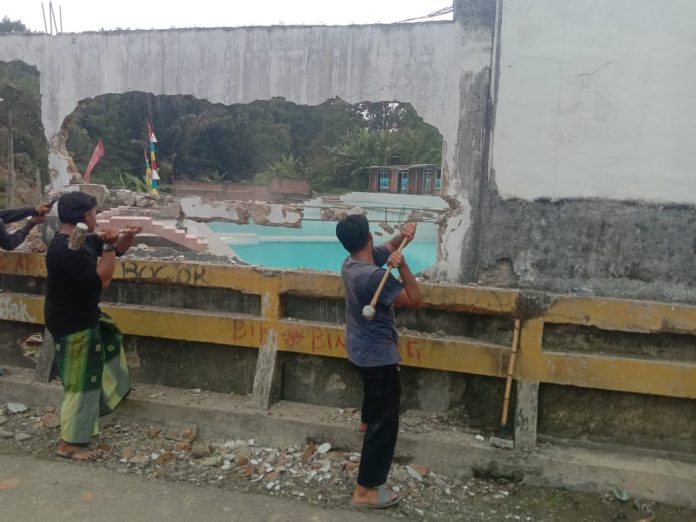 Pemda Lamban Bertindak, Masyarakat Robohkan Tembok yang Berdiri di Atas Sungai Perbatasan