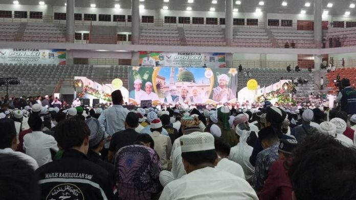 Suasana malam penutupan Maulid Arbain Kota Medan di Gedung Serbaguna Pemprovsu. (f:Iqbal/Mistar)