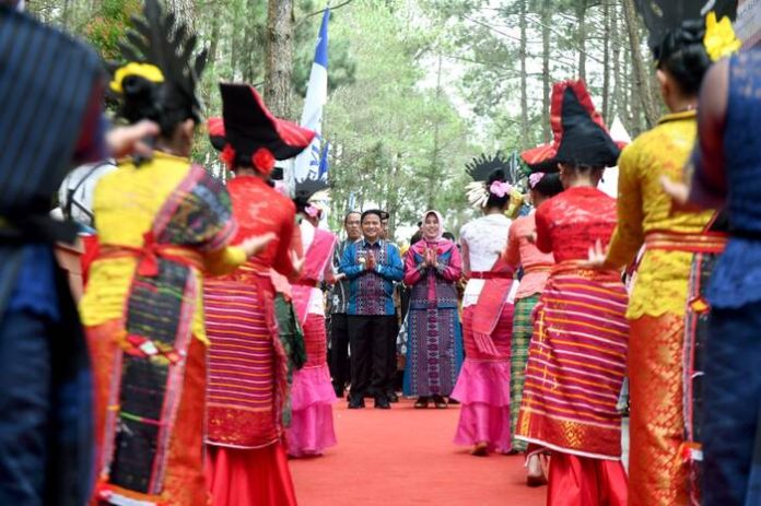 Pj Gubernur Sumut, Hassanudin saat membuka acara Lake Toba Fashion Week 2023. (f/ist/mistar)