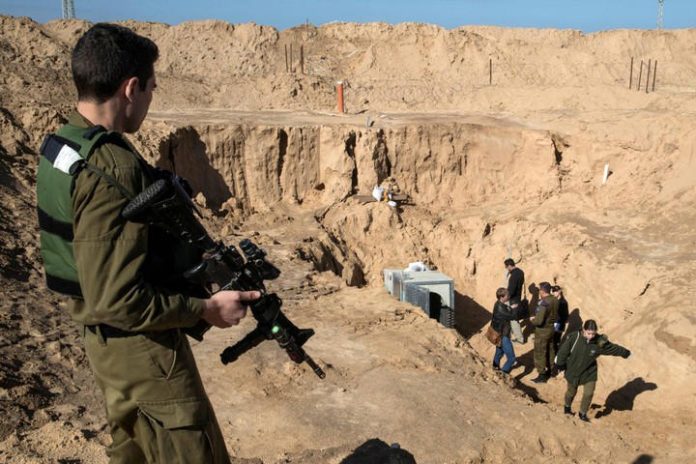 Milisi Hamas Melawan Serangan Israel di Terowongan Bawah Tanah Gaza