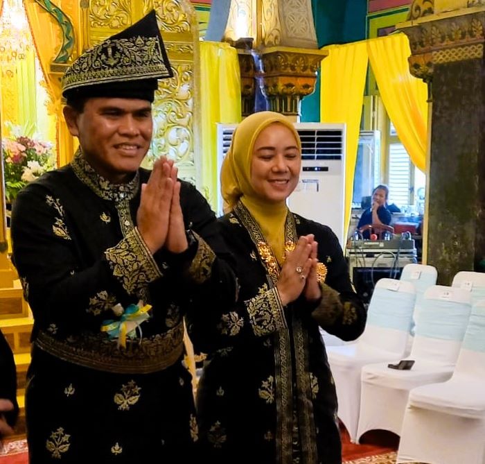 KSAL Laksamana TNI Muhammad Ali bersama isteri