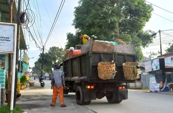 Truk Sampah di pinggir kota Medan