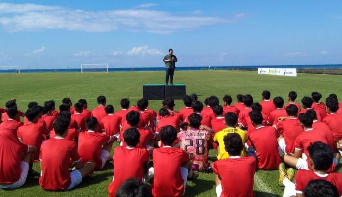 Ketua Umum PSSI Erick Thohir memberikan pengarahan kepada peserta seleksi Timnas U-17 di Pemusatan Latihan Bali United di Pantai Purnama, Kabupaten Gianyar (f:antara/mistar)