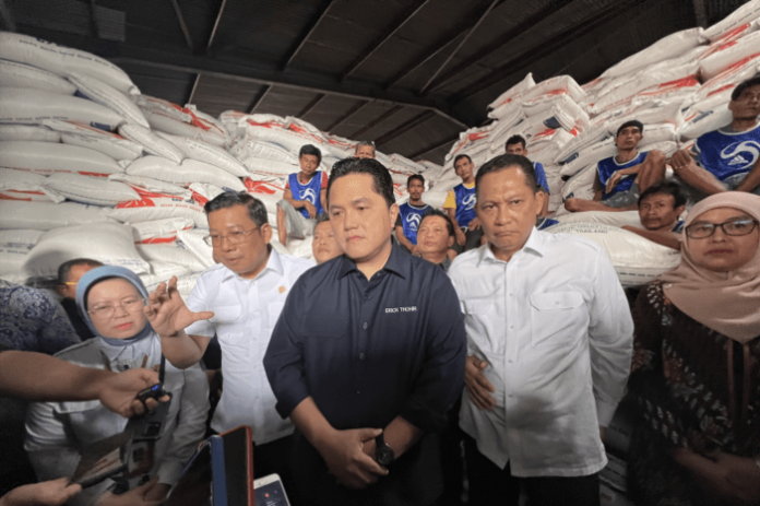 Menteri BUMN meninjau stok beras di Bulog (f/ist/mistar)