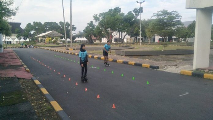 Suasana latihan Sepatu Roda Sumut yang dipersiapkan untuk PON 2024 mendatang. (f:Iqbal/Mistar)