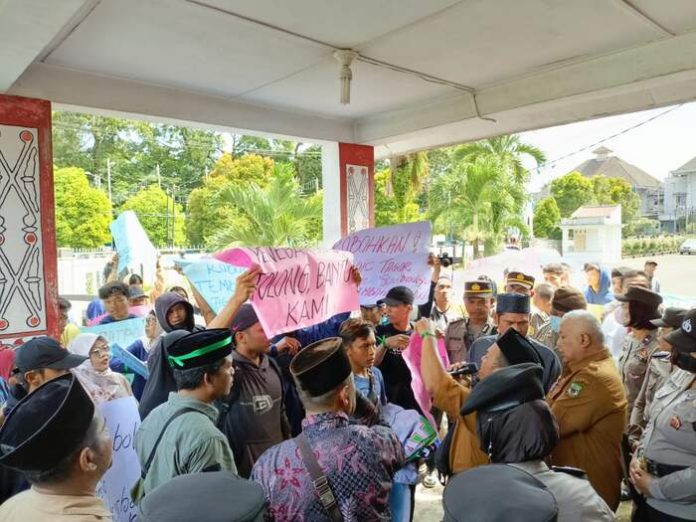 Warga Sidomulyo unjuk rasa di DPRD sebagai bentuk protes tembok yang dibangun Tagor Manik (f:ist/mistar)