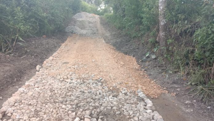 Pembangunan jalan di Onan Runggu Sipahutar Taput menggunakan material sertu untuk pegasplan jalan (f:ist/mistar)