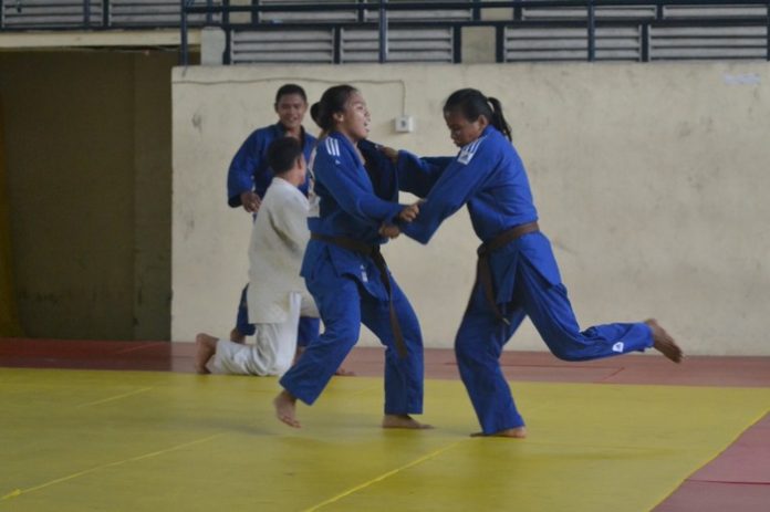 Atlet melakukan latihan di Padepokan Judo Sumut. (f:Bobby/Mistar)
