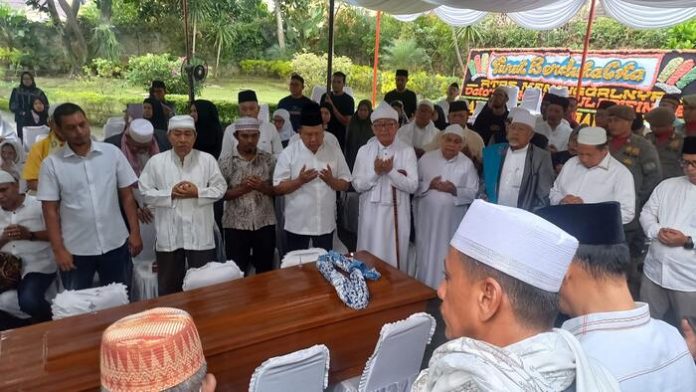 Doa bersama sebelum pelepasan jenazah sebelum dibawa ke Pangkalan Brandan, Langkat (f: Bobby/ Mistar.id)