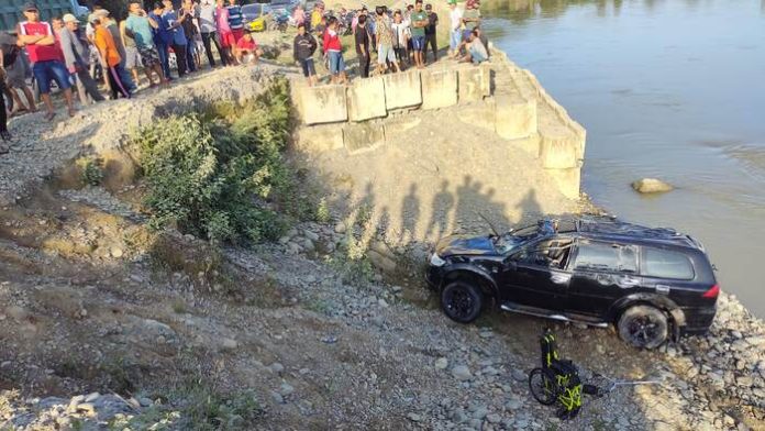 Satu Unit mobil Mitsubishi Pajero sport yang terjun ke sungai (f:ist/Mistar)