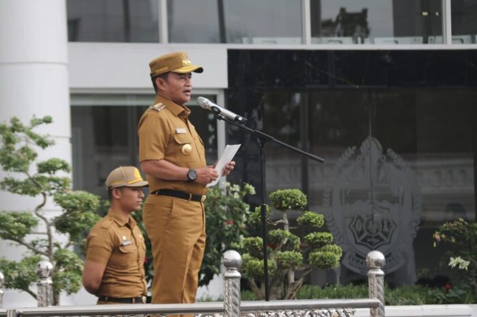 Pj Gubernur Sumut, Hassanudin pimpin Apel Pagi di halaman Kantor Gubernur Sumut, Jalan Pangeran Diponegoro Medan. (f/ist/mistar)