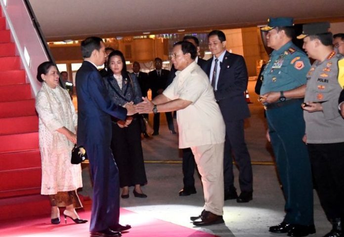 Prabowo menyambut Jokowi usai kunjungan kerja ke Beijing (f;ist/mistar)