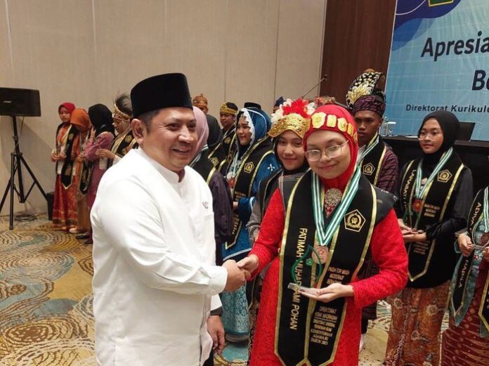 Fatimah Muharrami Pohan saat diberikan medali oleh Dirjen Pendidikan Islam Kementerian Agama Republik Indonesia. (f:ist/mistar).