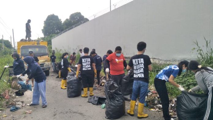 Kegiatan bersih-bersih sampah di Hari Sumpah Pemuda. (f:Iqbal/Mistar)