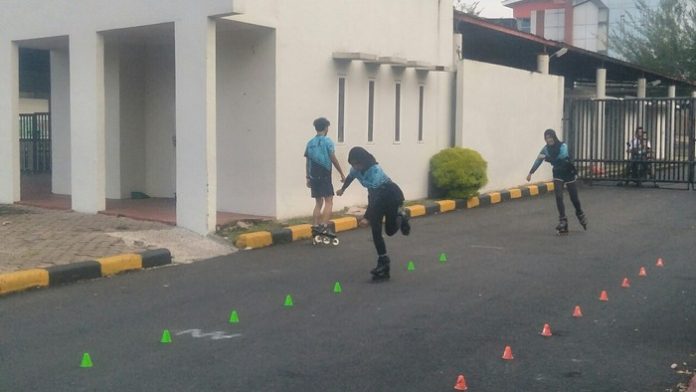 Suasana latihan Cabor Sepatu Roda Sumut di halaman PRSU. (f:iqbal/mistar)