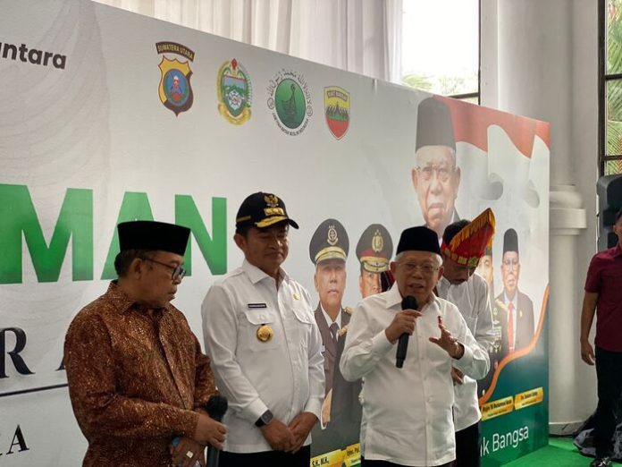 Wakil presiden RI ditemani PJ. Gubernur Sumut dalam konferensi pers (f:khairul/mistar)