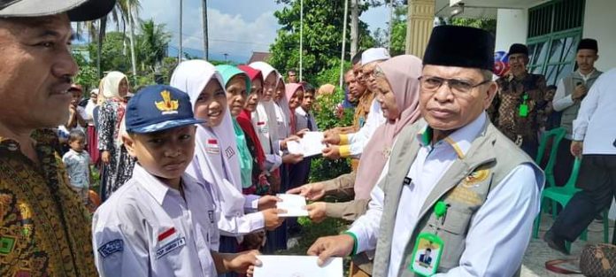 Baznas Kabupaten Palas menyerahkan bantuan uang tunai kepada anak sekolah yang kurang mampu (f;ist/mistar)