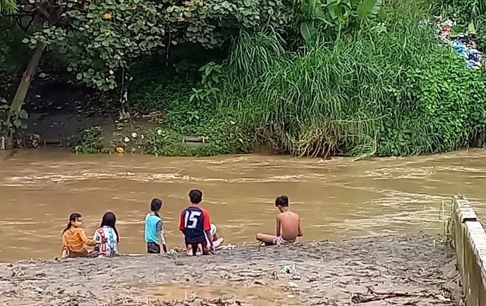 Bermain di tubir sungai