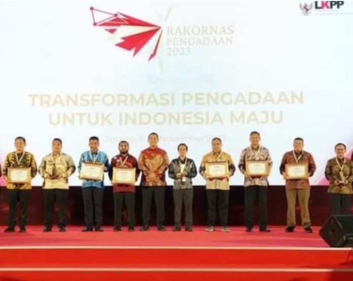 Pj. Wali Kota Tebing Tinggi Syarmadani,saat menerima penghargaan Anugerah Pengadaan 2023 dari Lembaga Kebijakan Pengadaan Barang/Jasa Pemerintah (LKPP). (f:ist/mistar)