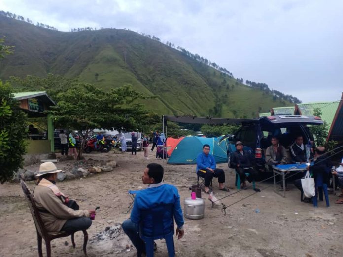 Deretan tenda kemping di pinggiran Tao Silalahi, Desa Paropo (f:gideon/mistar)