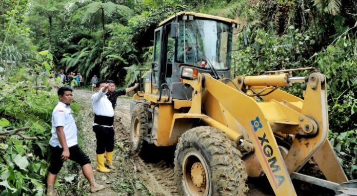 Longsor di Kecamatan Dolok Panribuan, Pemkab Simalungun Kerahkan Alat Berat Bersihkan Material