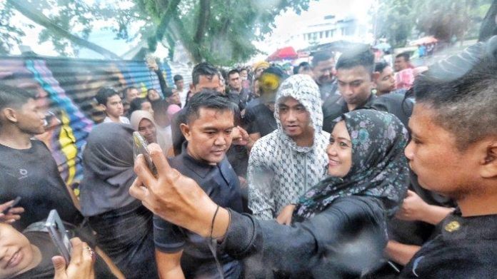 Meski Hujan, Cawapres Gibran Tetap Disambut Antusias Warga Kota Medan saat CFD