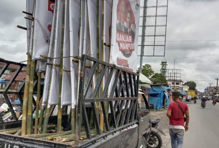 Mobil Plat Merah Angkut Baliho Capres Ganjar-Cawapres Mahfud