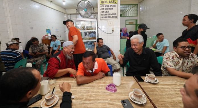 Nikmatnya Ganjar Seruput Kopi Bersama Warga Asahan di Kedai Kopi Legendaris Chong Bie